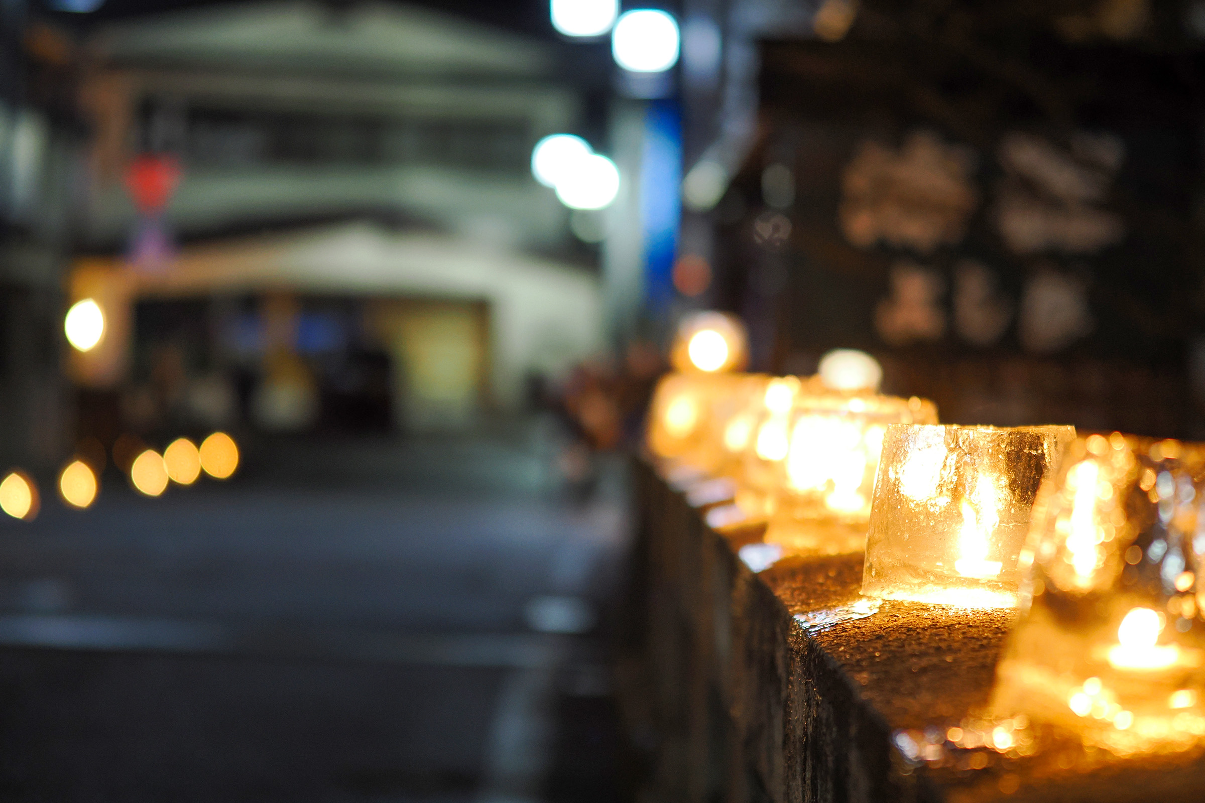 橋の欄干に並ぶキャンドル