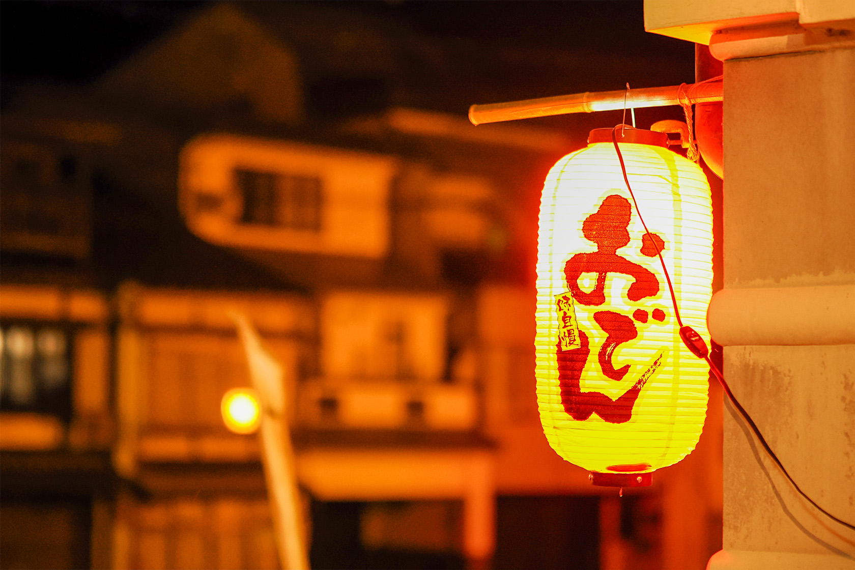 赤い提灯が照らす木曽福島の町