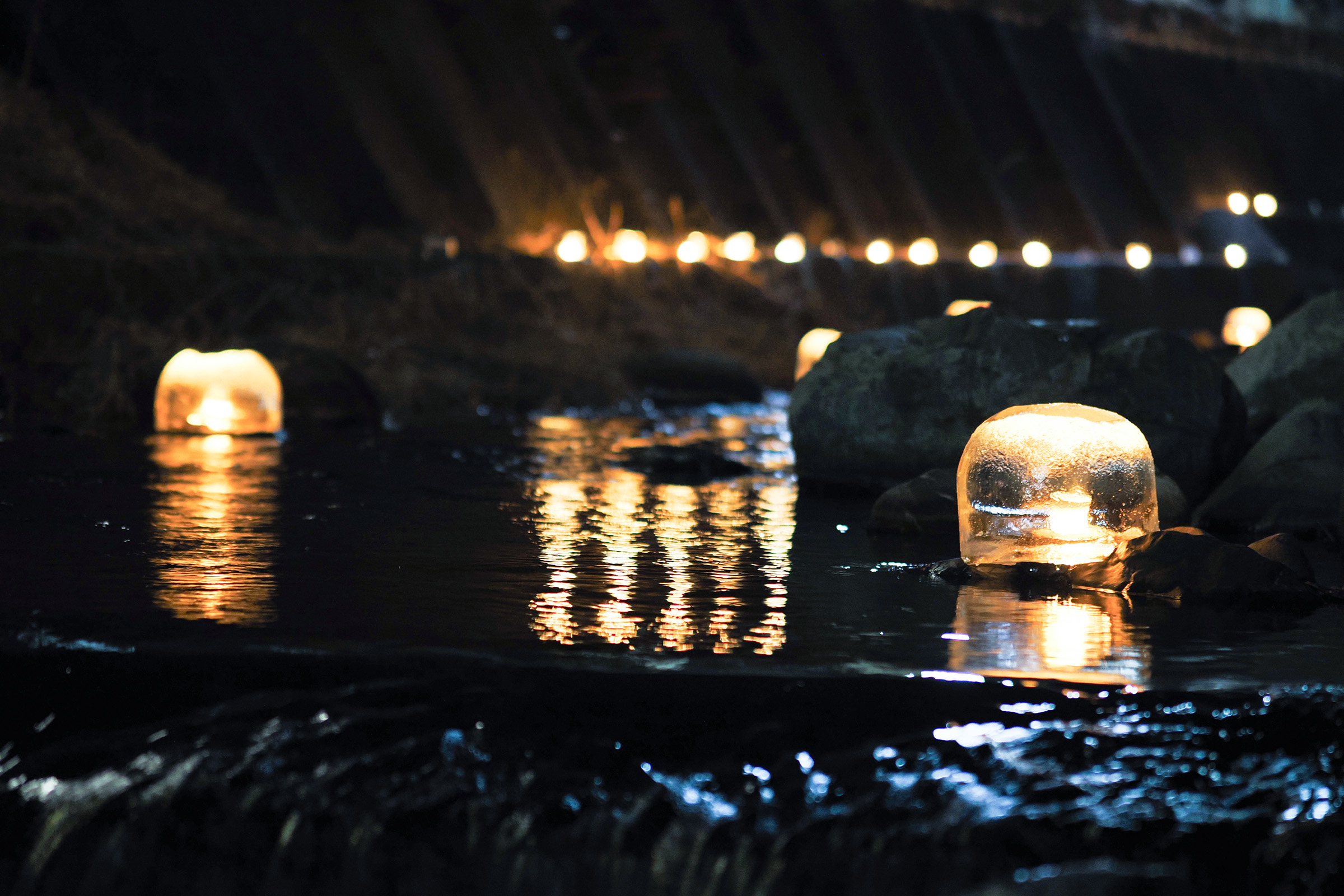 八沢川に灯るアイスキャンドル