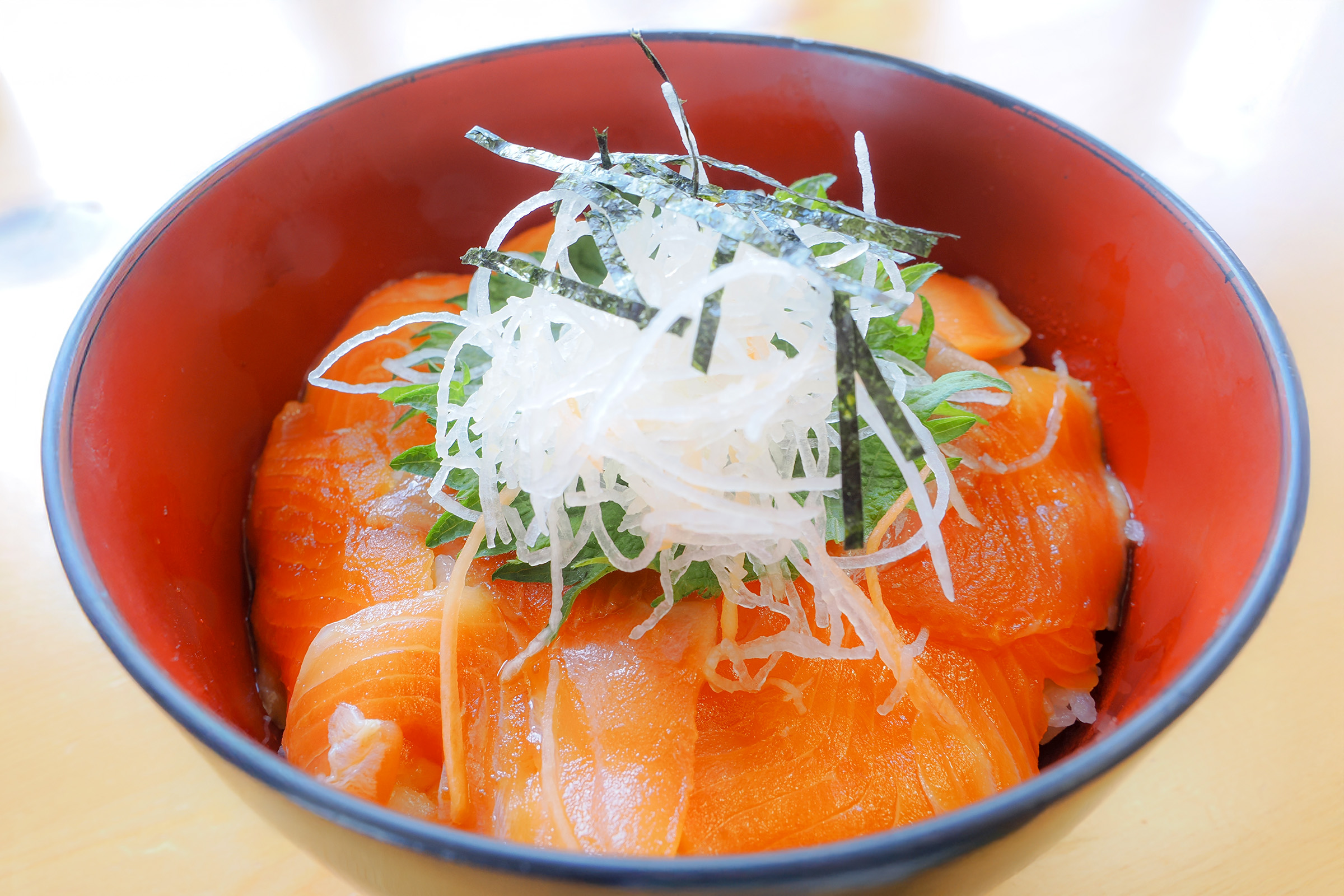 食欲をそそる信州サーモン漬け丼