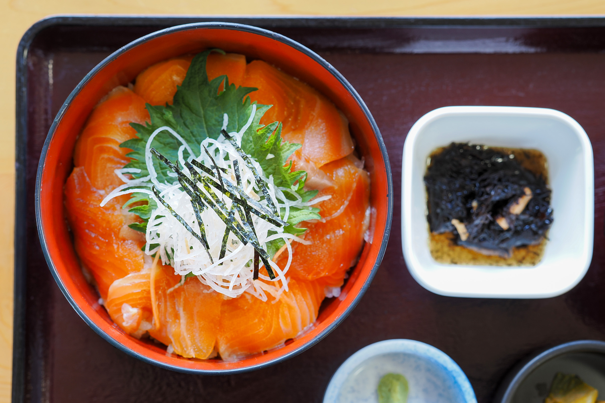 見た目も鮮やかな信州サーモン漬け丼