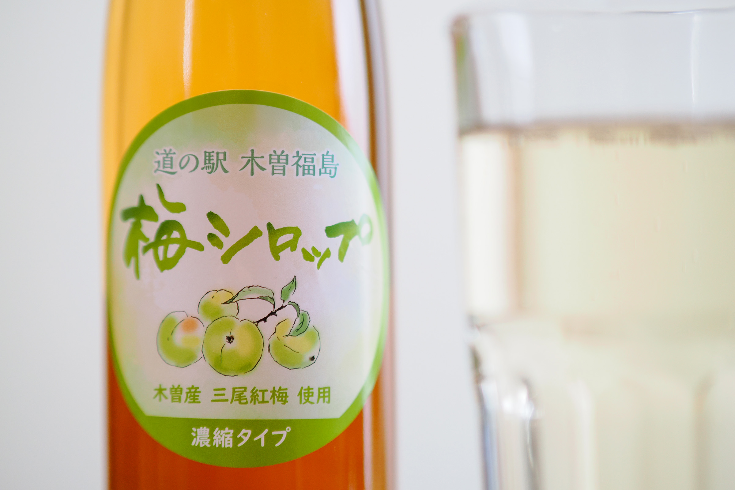 グラスの中で弾ける梅シロップの炭酸水割り