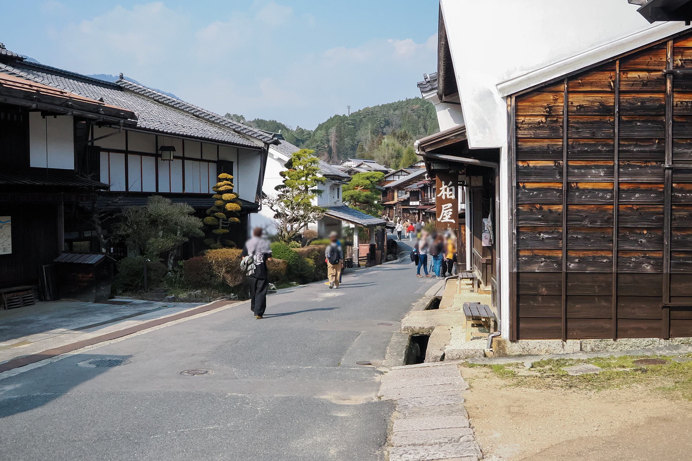 多くの外国人観光客が訪れる妻籠宿の町並み
