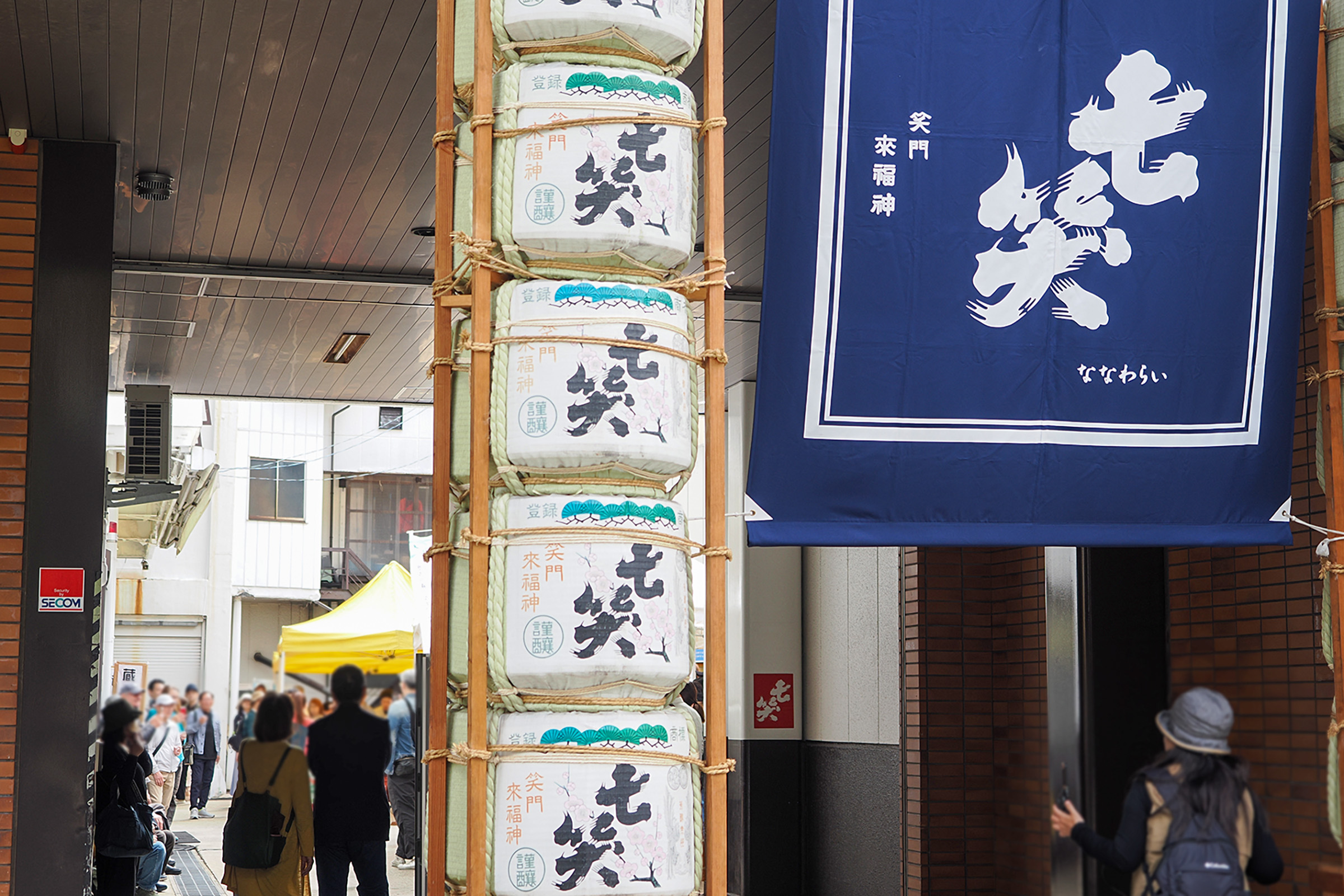 木曽町の商店街の中にある七笑酒造の蔵元