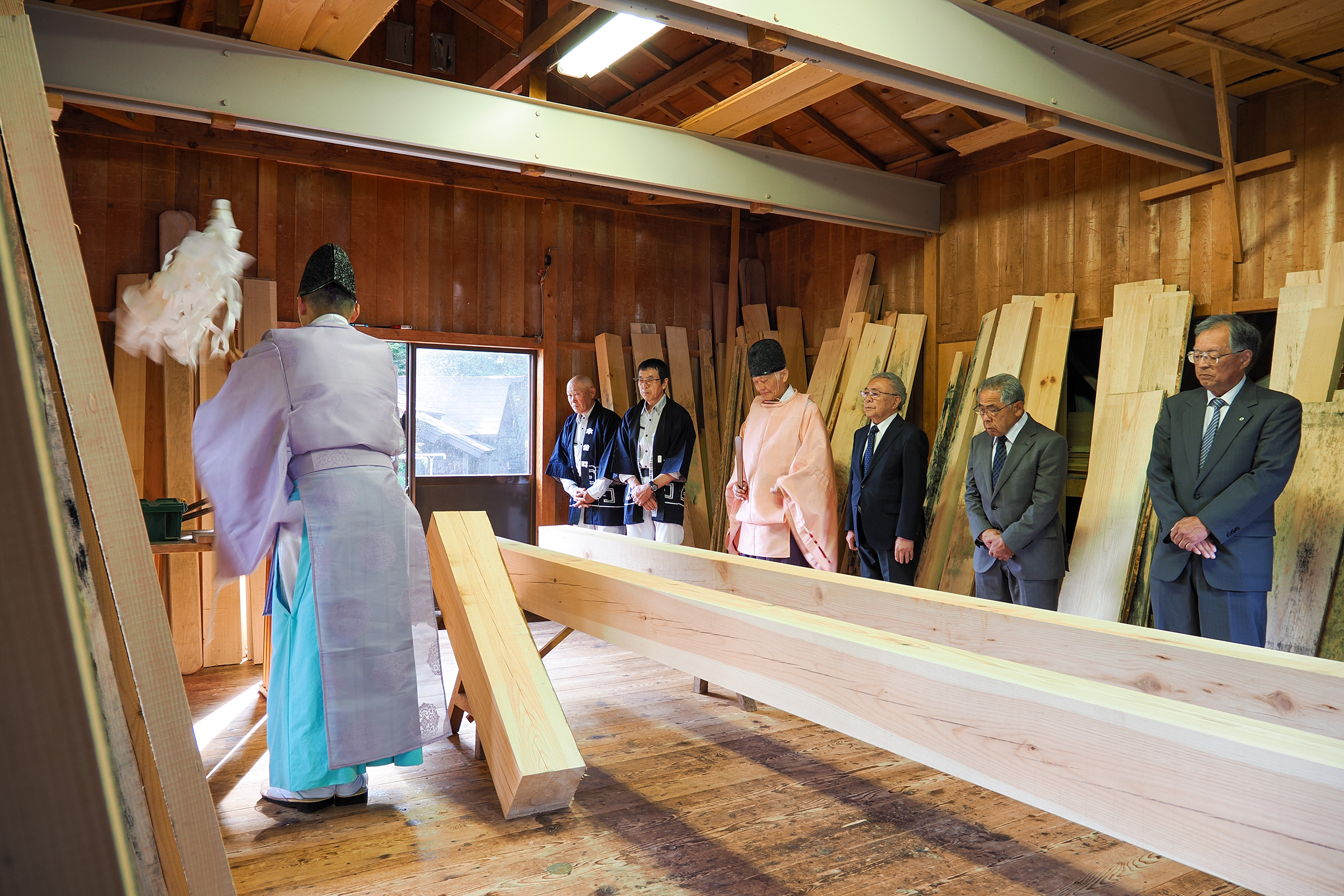 大幣を振る宮田祢宜と、見守る宮田宮司ら