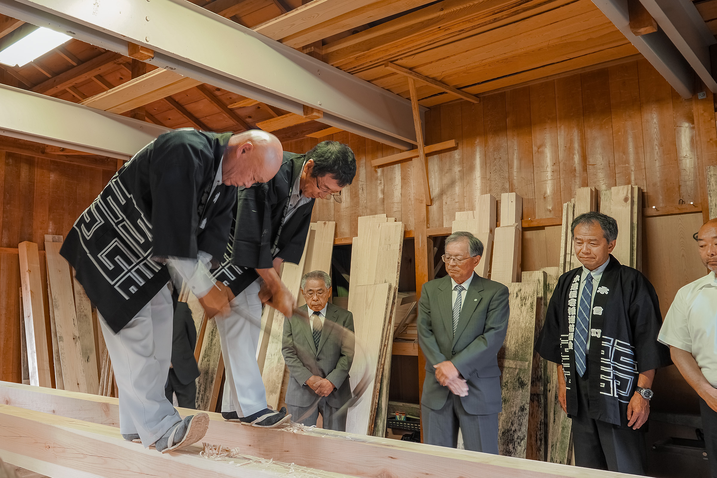 ちょうなを振り下ろす、もくすいきょうの職人さんたち