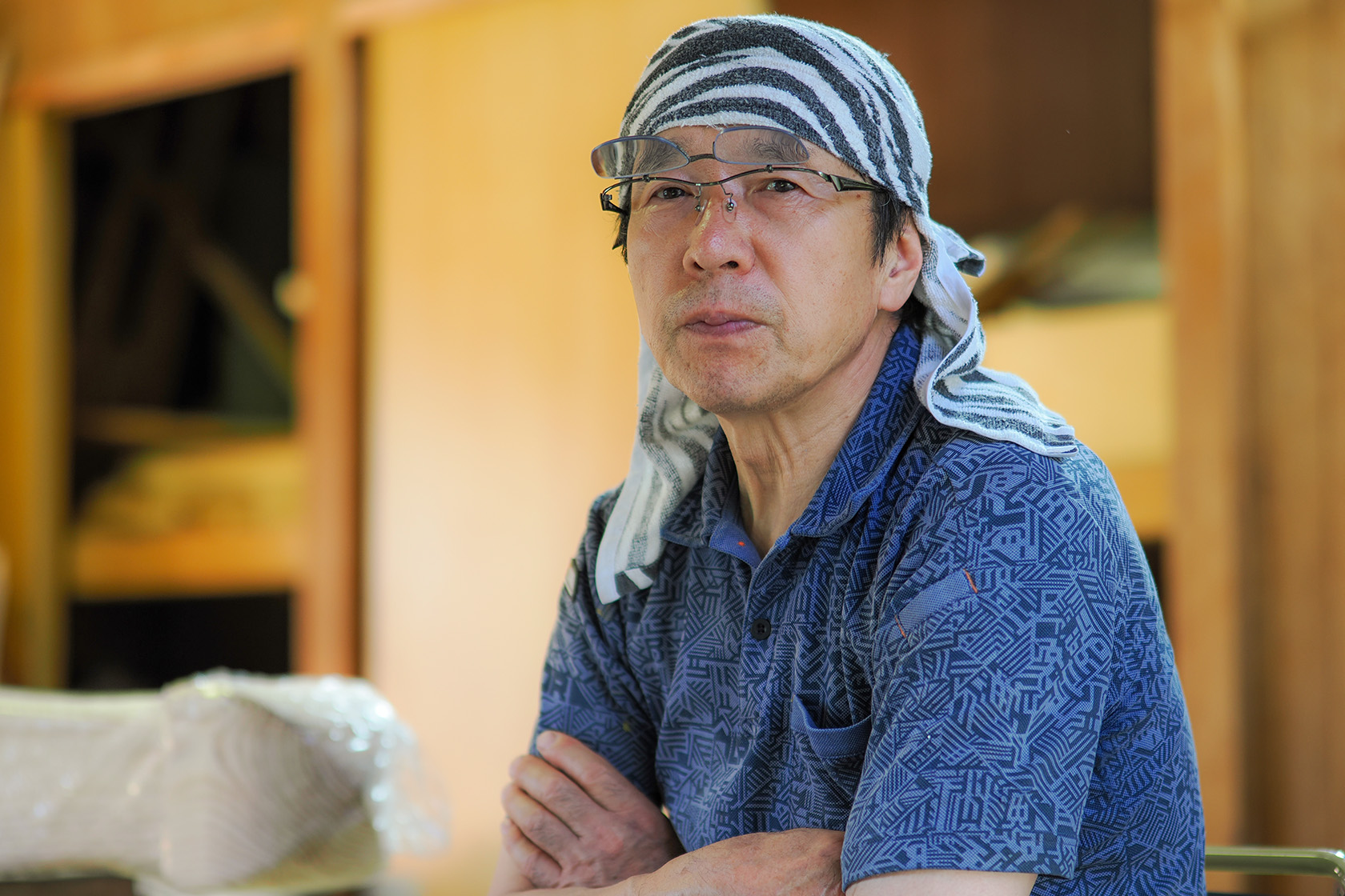 丁寧に板を削る中島さん