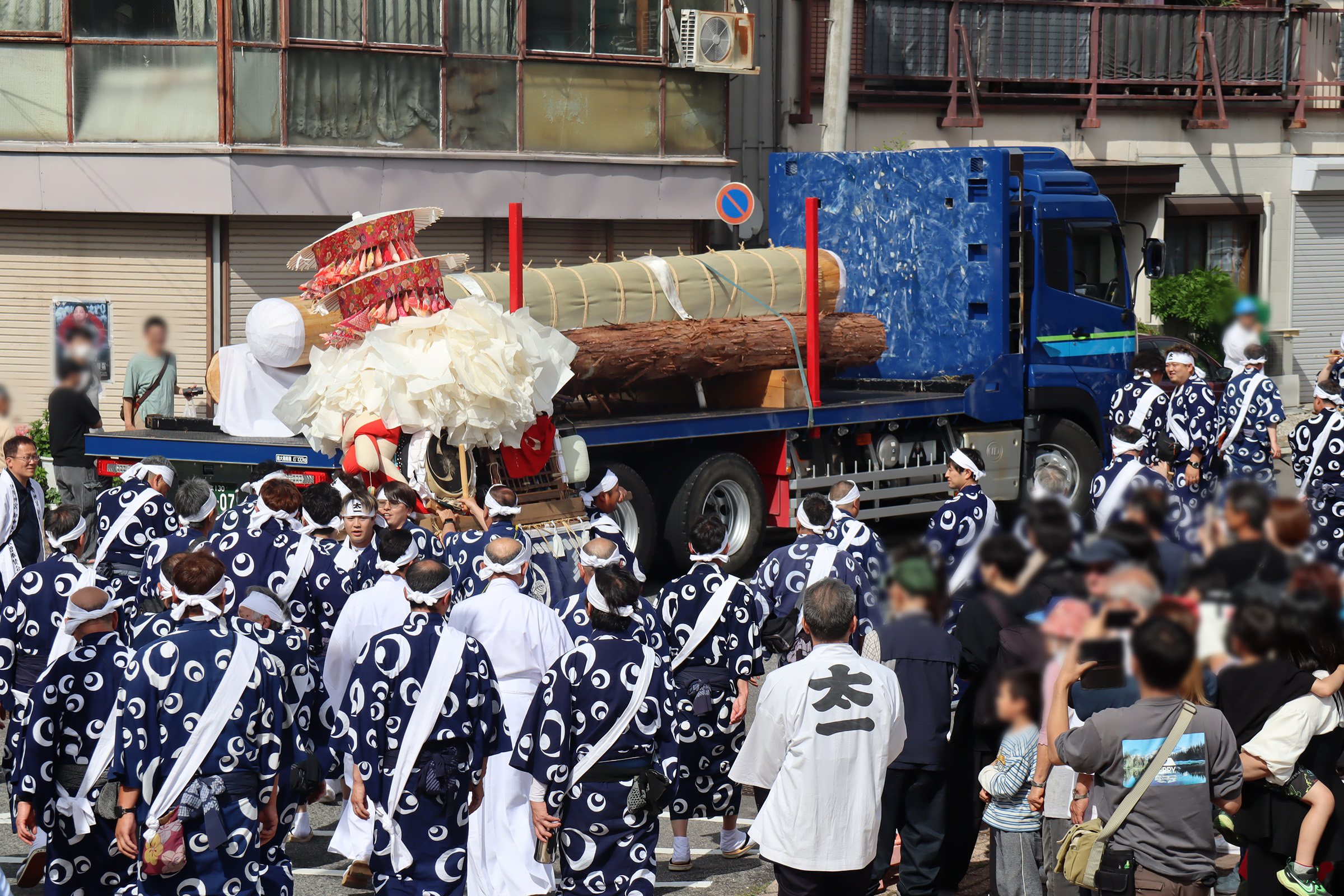 上松駅周辺で行われた「かりみひしろぎ伐採式」を祝う関係者と観光客