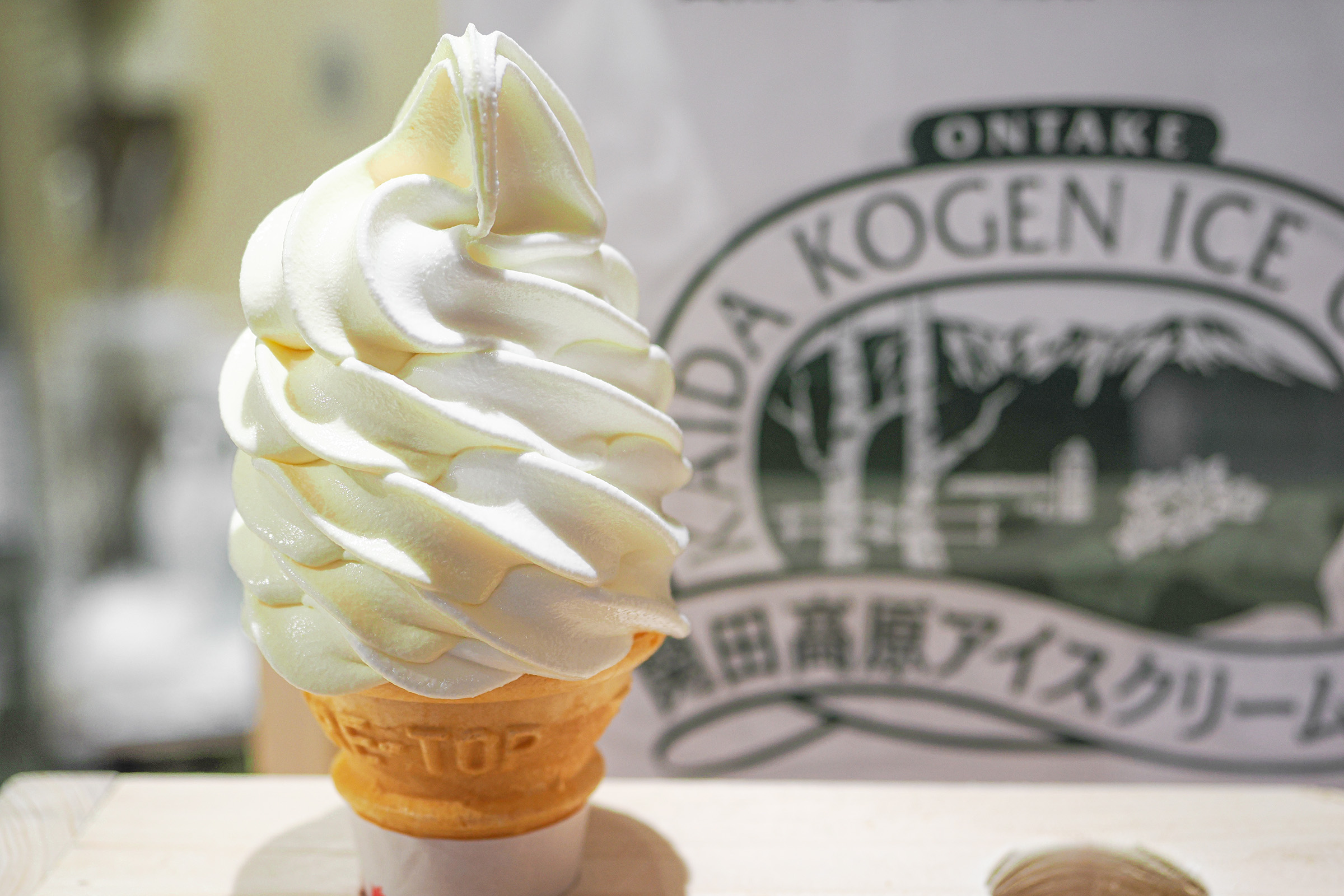 濃厚なとうもろこしのソフトクリームと優しいバニラソフトクリームのハーモニー
