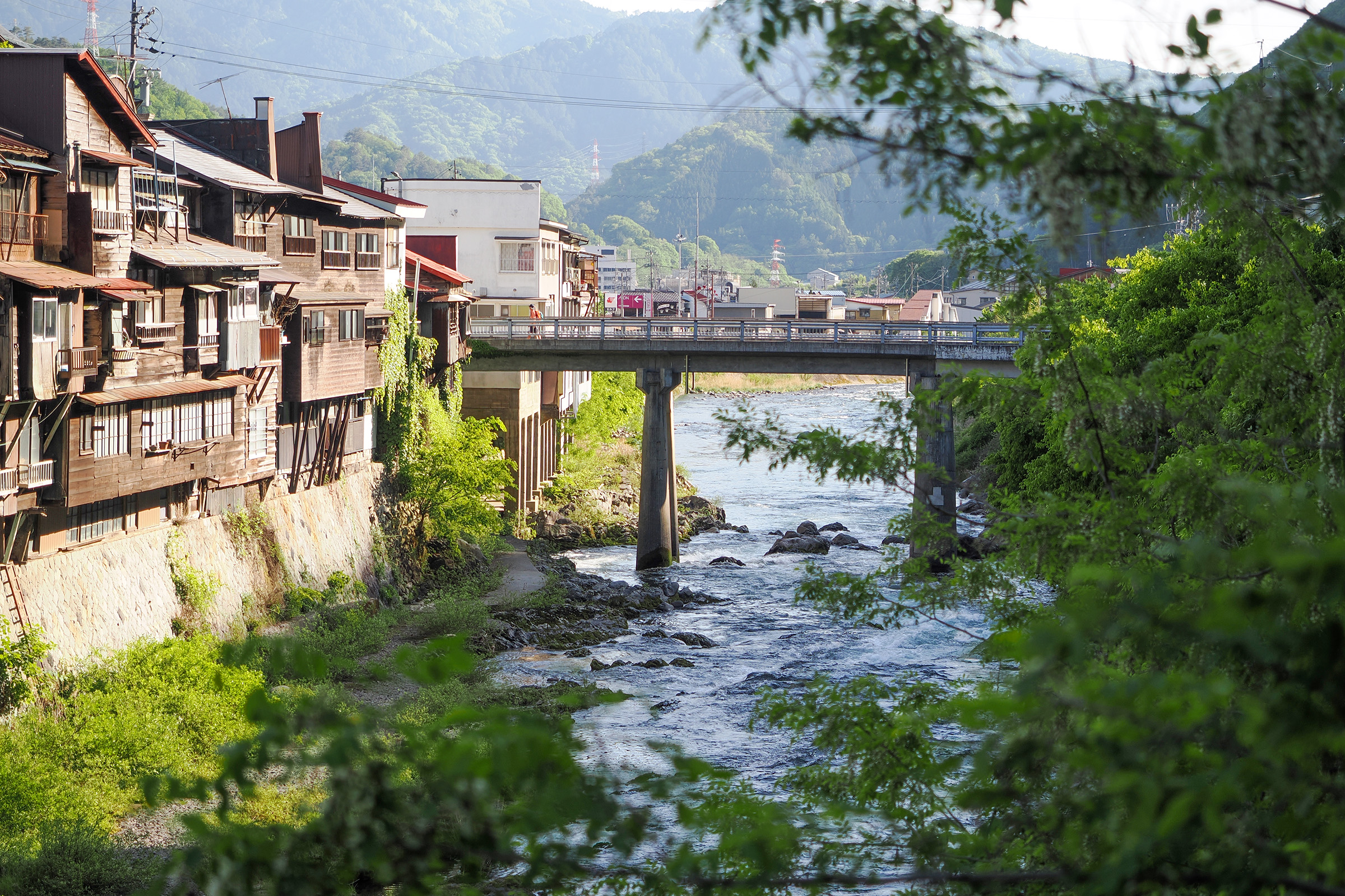 日差しを受けて輝く崖家づくりの町並み