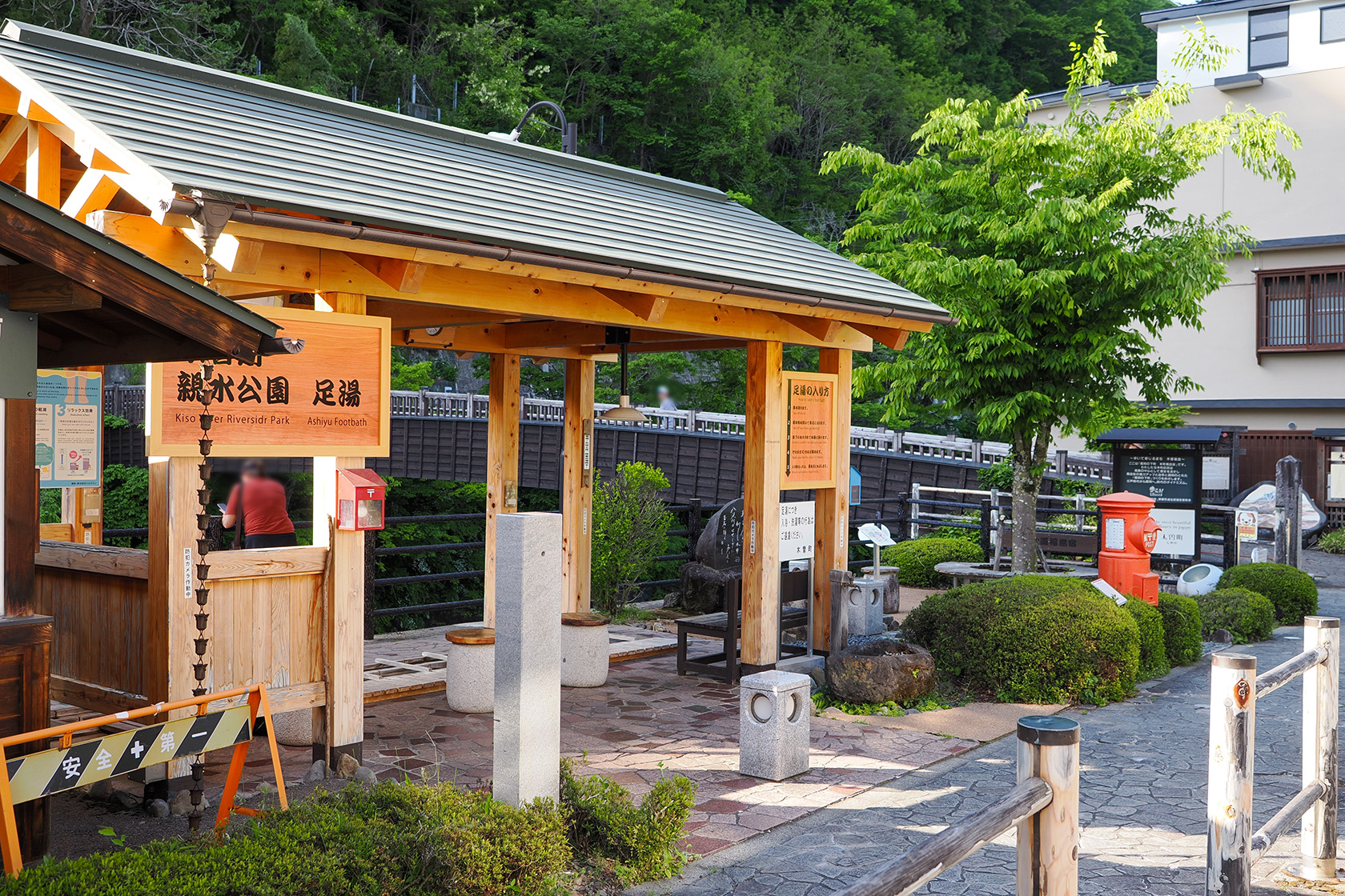 川沿いにある足湯スポット