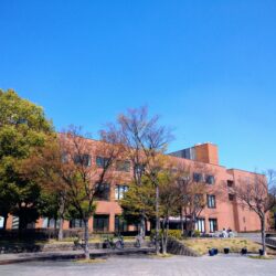 春の県立長野図書館2023