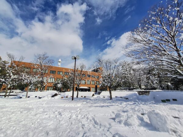 雪景色の県立長野図書館。中は暖かいですよ♪