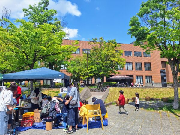 図書館前の様子