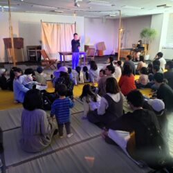 お芝居の会場は満員！