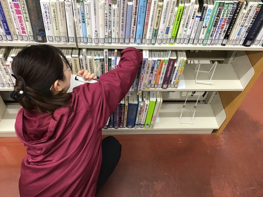 追跡調査をしている職員の写真
