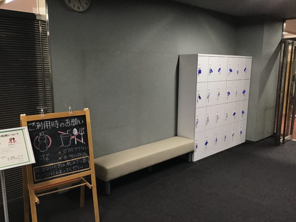 2階一般図書室横のロッカーとベンチの写真