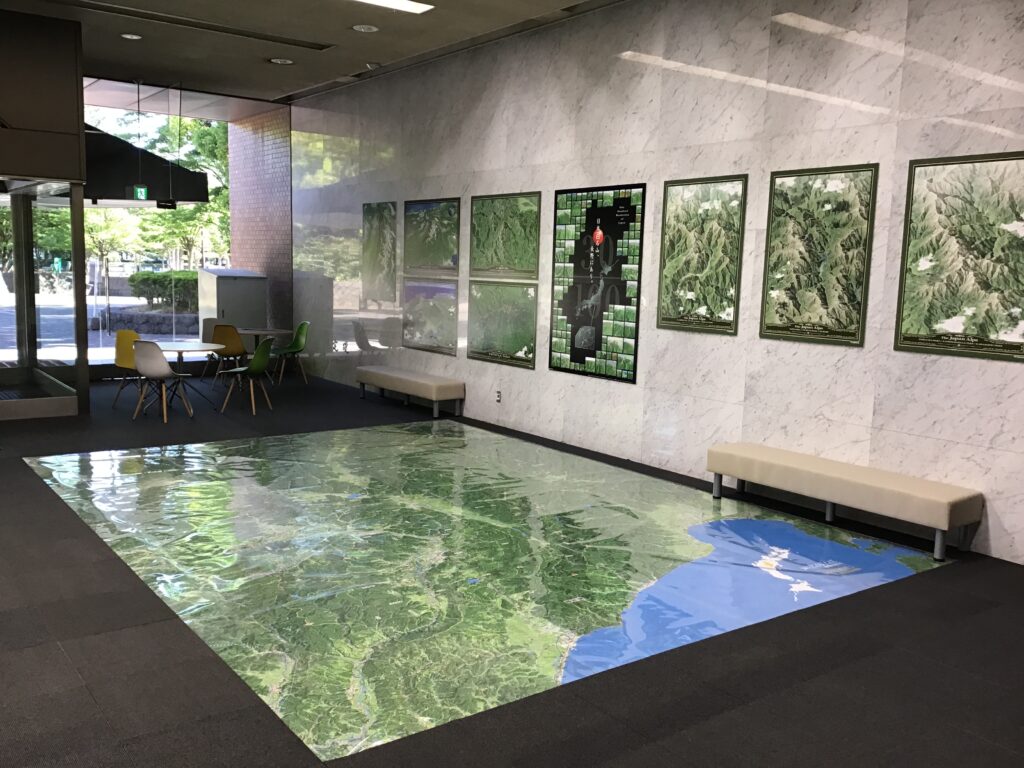 玄関ロビーの地図とベンチの写真