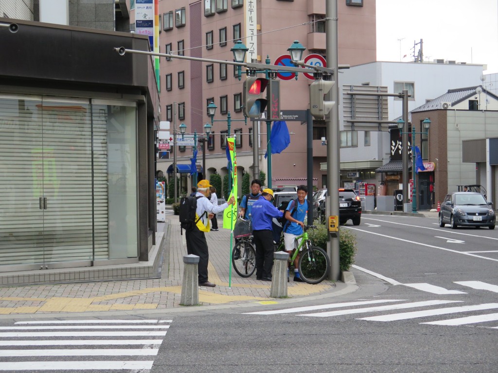 交差点内で停止 自転車と衝突