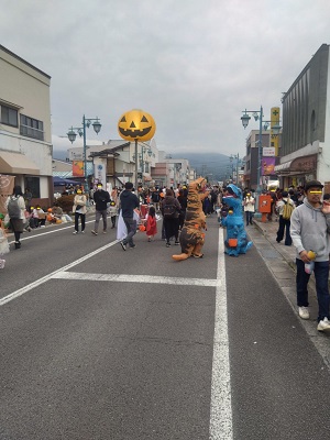 恐竜くんも子どもの仮装です