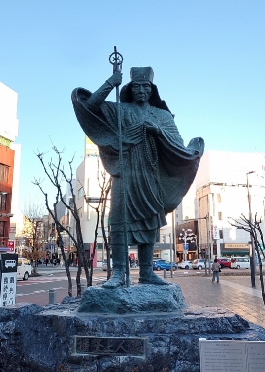 松本駅前広場にある「播隆上人像」とは？ | 来て！観て！松本『彩』発見