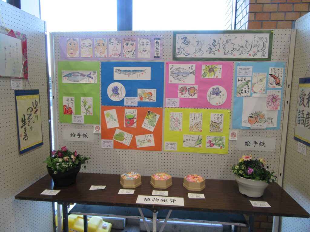 松本合庁1階ロビーで長野県シニア大学と松本地区賛助会の合同作品展を