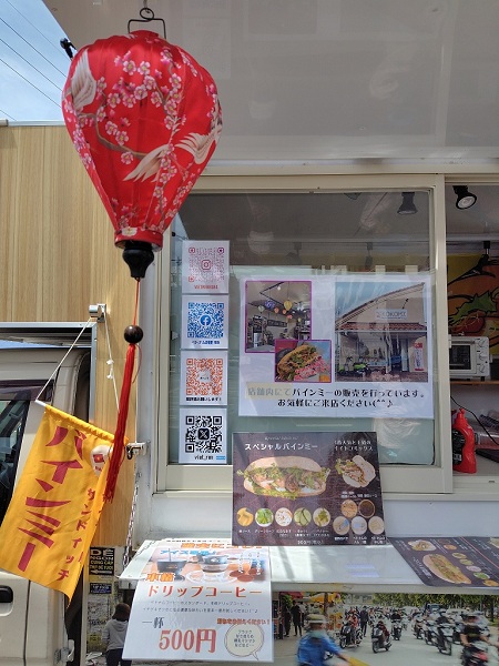 ベトナム料理店「REN」の、松本市出張販売の様子。カウンターにはベトナム風ランタンが飾られている。