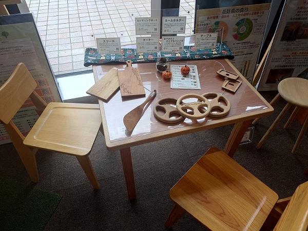 長野県産木材を使って松本地域で製作された木工品。椅子、机、名札ホルダー、まな板、フライ返し、玩具。