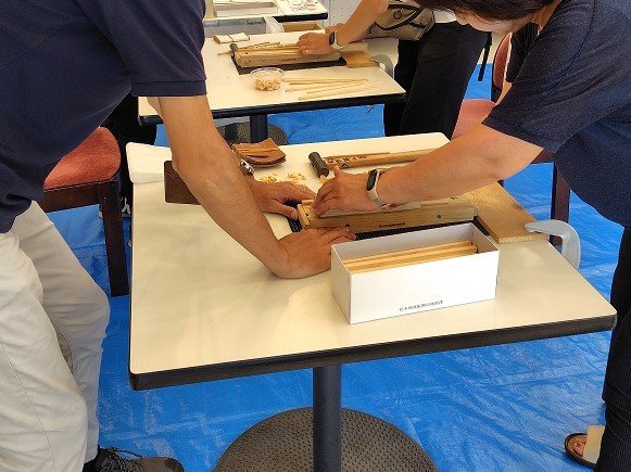 木工体験の様子。箸を作っている。