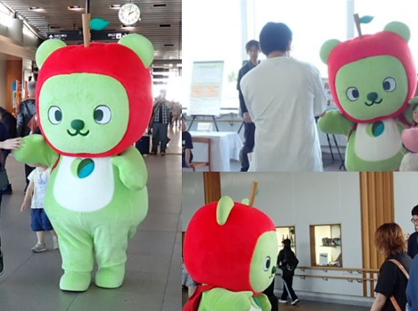 長野県PRキャラクター「アルクマ」が、子どもたちと写真を撮ったり、手を繋いだりしている写真。“木工の街”信州松本産木工品フェアを盛り上げている。