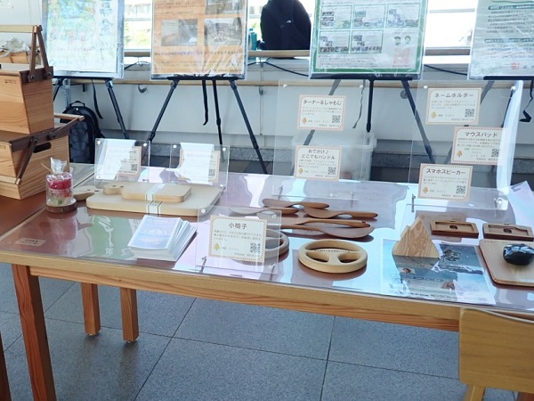 松本地域で製作された長野県産材木工品の雑貨の写真。バスケット、まな板、しゃもじ、ハンドル型おもちゃ、スマホスピーカー、名札ケース、マウスパッドなど。