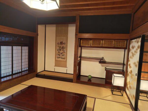 畳和室の一つ、ザシキ部屋。そっと置かれる松本てまり