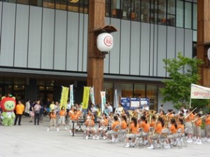 （啓発活動を応援する「あるくま」と、長野市立緑ヶ丘小学校の金管バンドの演奏）