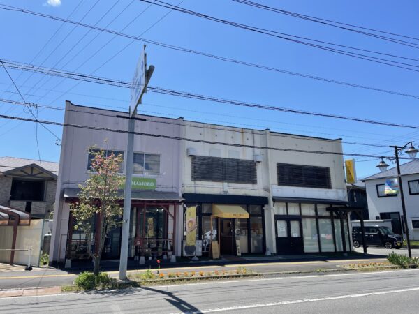 日々どーなつの店舗 真ん中のオレンジ色の屋根下が入口