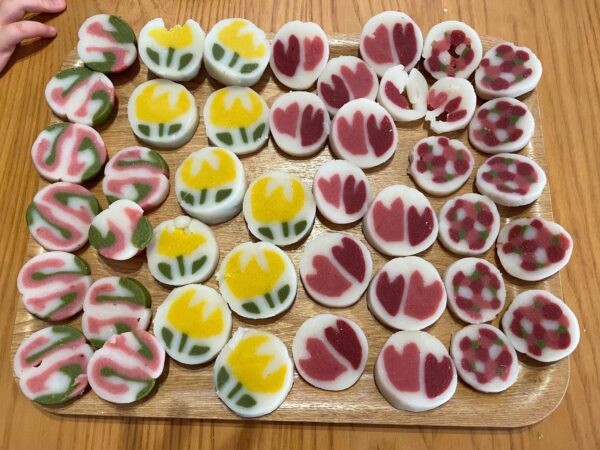 糸で切り分けた4種のやしょうま