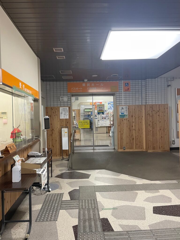 正面玄関入って、左にあるのが県民ホールです
