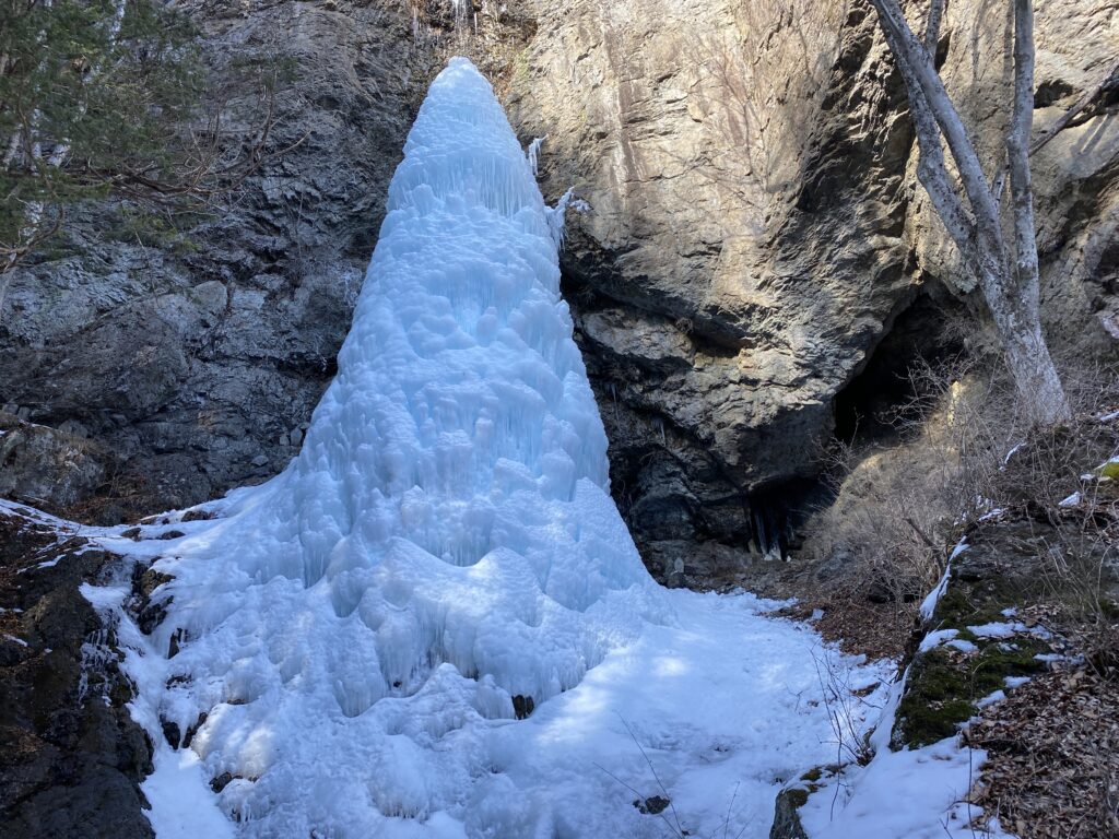 滝が凍る 北相木村 三滝 の氷柱が見頃を迎えています 旬 の宅配便 佐久っと通信