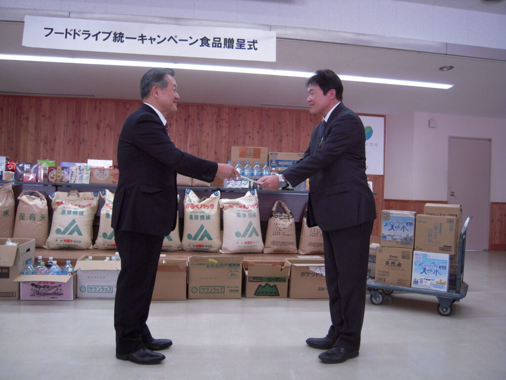 諏訪信用金庫様からフードドライブへ食品寄贈があり贈呈式を行いました
